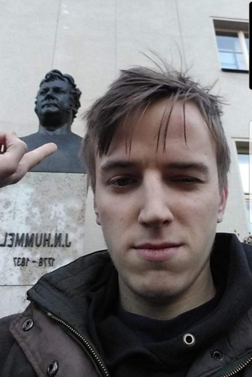 RMehrturer's tweet photo. Heute vor 2 Jahren.

Der große #Revolutionsführer Michael #Heyer #Glöck zeigt auf eine Büste von Johann Nepomuk Hummel. https://t.co/rWkuPJpNLl