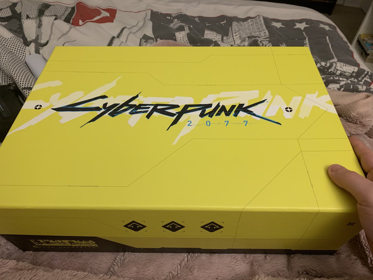 Tout d’abord on commence par cette malette donc qui renferme le jeu et les goodies (oui elle a une poignée) dedans :-Artbook de +200 pages sur l’univers du jeu-Plastique avec la signature de beaucoup de développeurs du jeu-La boite du jeu