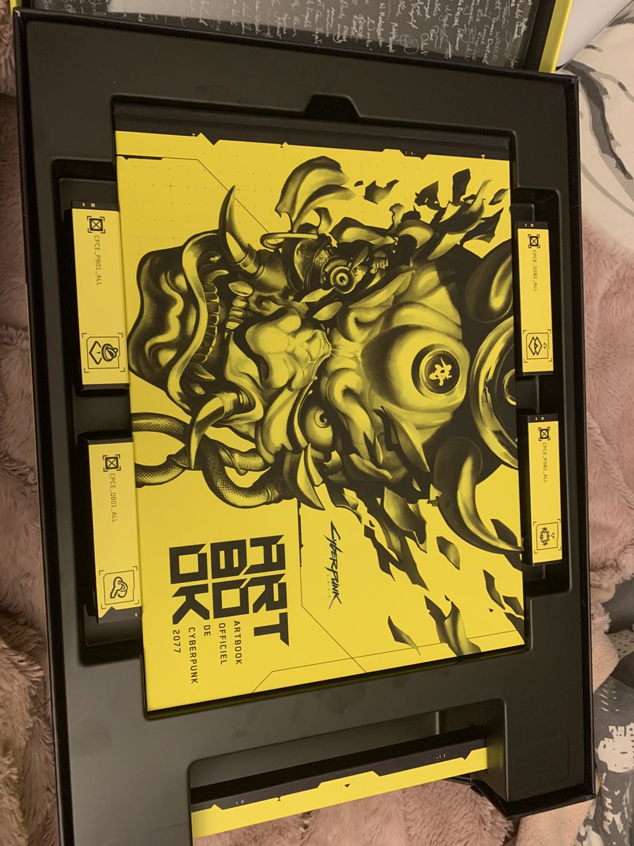 Tout d’abord on commence par cette malette donc qui renferme le jeu et les goodies (oui elle a une poignée) dedans :-Artbook de +200 pages sur l’univers du jeu-Plastique avec la signature de beaucoup de développeurs du jeu-La boite du jeu