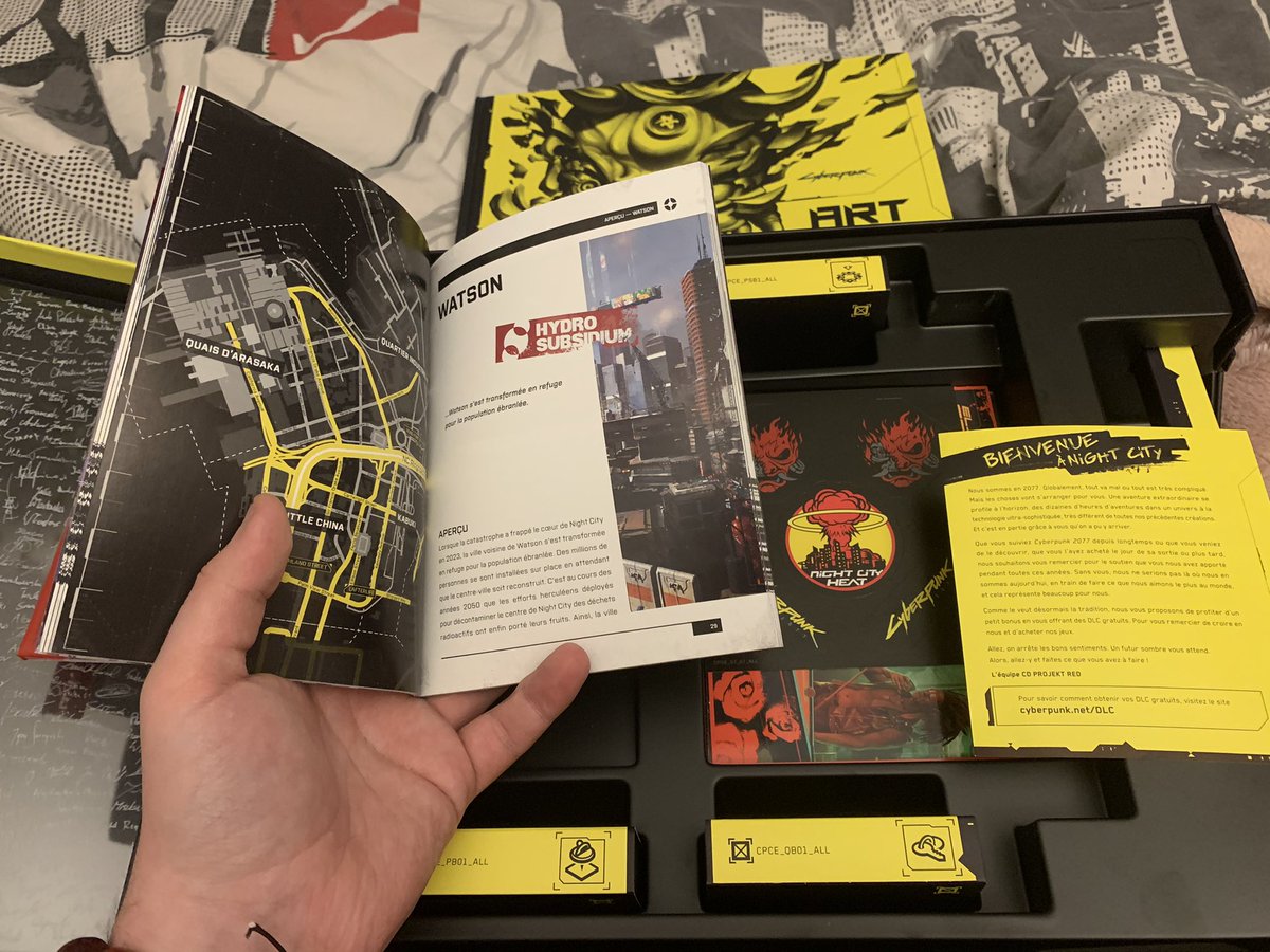 Lorsqu’on enlever l’artbook on peut découvrir :-Un sac plastique très marrant avec la mention « preuve » comme si c’était une pièce à conviction contenant un guide de la ville-Un steelbook-4 « boites » de munitions contenants des pins, stickers, porte clés, écussons