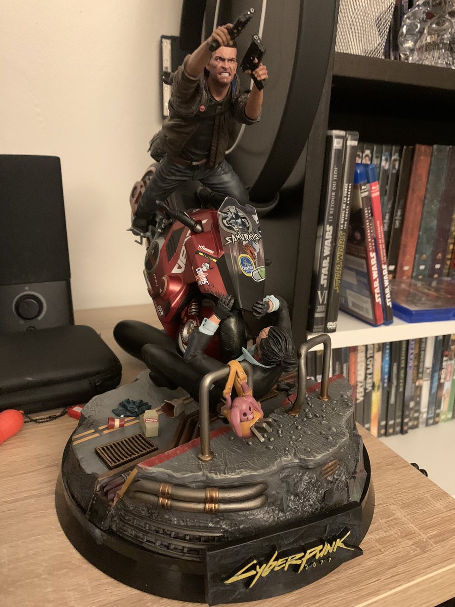 Et enfin pour finir la magnifique statue de V qui renverse un garde avec sa moto pendant qu’il tire sur d’autres Plus qu’à tester demain si le jeu est bon, et je l’espère fortement !