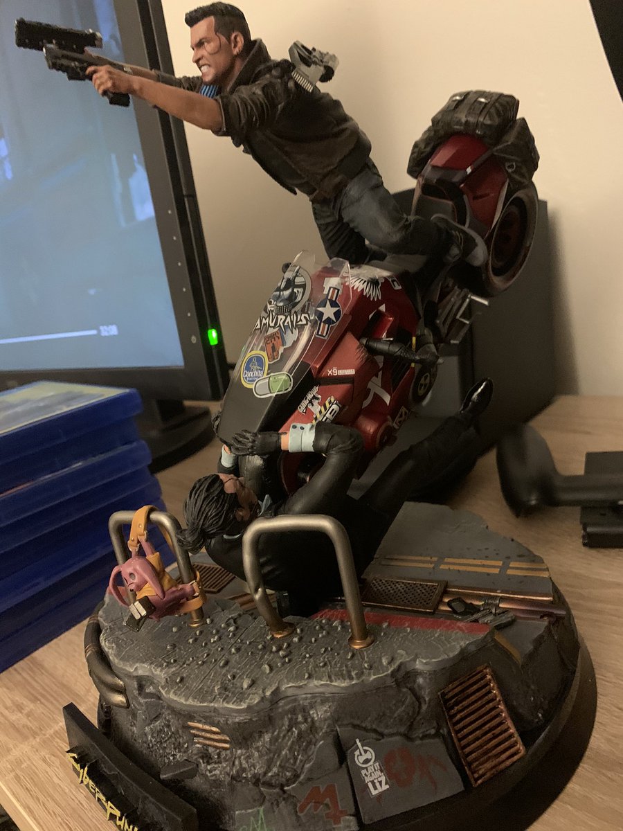 Et enfin pour finir la magnifique statue de V qui renverse un garde avec sa moto pendant qu’il tire sur d’autres Plus qu’à tester demain si le jeu est bon, et je l’espère fortement !