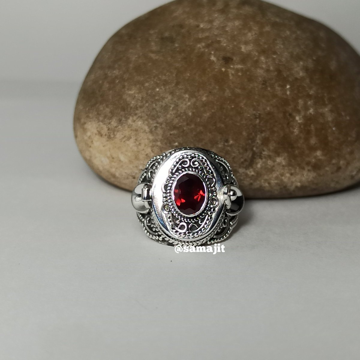 samajit7's tweet photo. Garnet Ring, 925 Sterling Silver Ring

https://t.co/AEbgHbc1DF

#PoisonboxRing #RedstoneRing #Facetedgemstone #HandmadeRing #DesigneRing #UniqueRing #OvalStoneRing #WomenRing #GarnetstoneRing #925silverRing#GemstoneRing #NaturalstoneRing https://t.co/DMWOs8cmn6