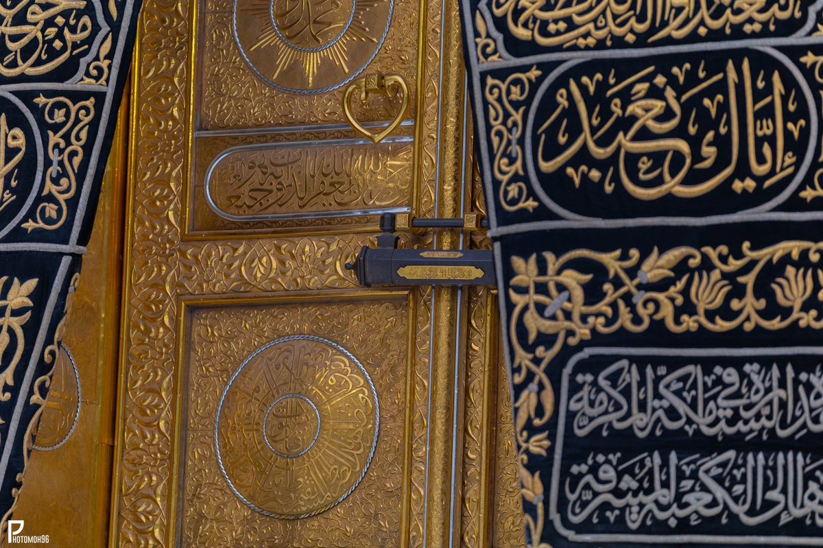 Makkah_wr's tweet photo. وحَولَ كَعْبَتِك الغَرَّاء كَمْ سَبَحَتْ
 نَفْسِي وَنَاجَتْ لَدَى رُكن وَمُلتَزَم 🕋✨ https://t.co/yah0KLVSnG