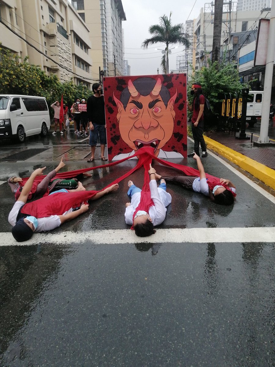 SCMPhilippines's tweet photo. Ang red-tagging, mula sa bibig ng mga pasista ay death-sentence na rin sa bigat ng intensyon.

Simbolikong nakaturo ang mga cultural performers sa pumaslang sa kanila.
#NoToRedTagging
#AbolishNTFELCAC
#JunkTerrorLaw https://t.co/OYNECSuQJT