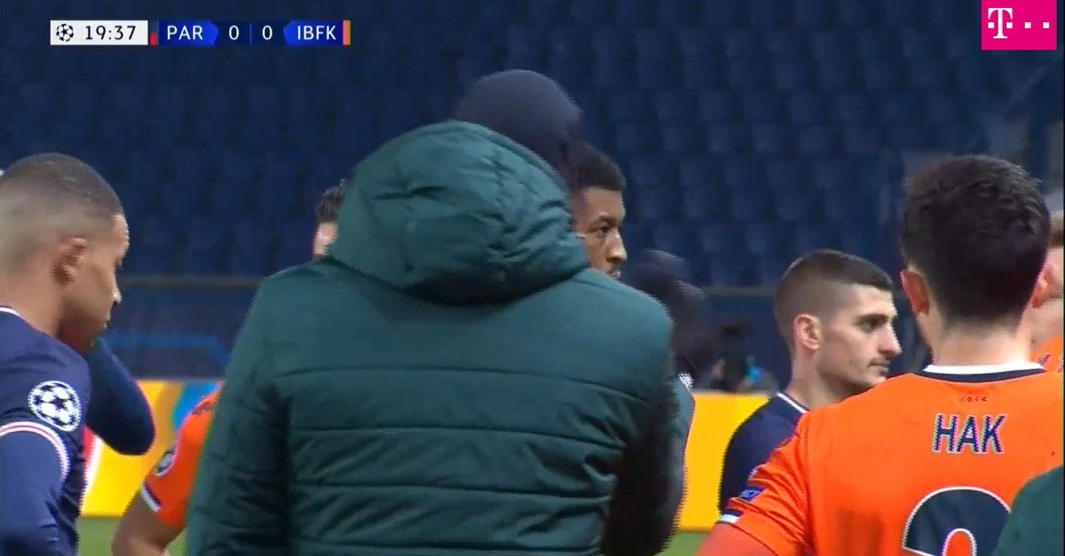 min 19:37 Demba asks his team mates to leave the pitch, while refs continue talking to Basaksehir officials and the UEFA delegate.