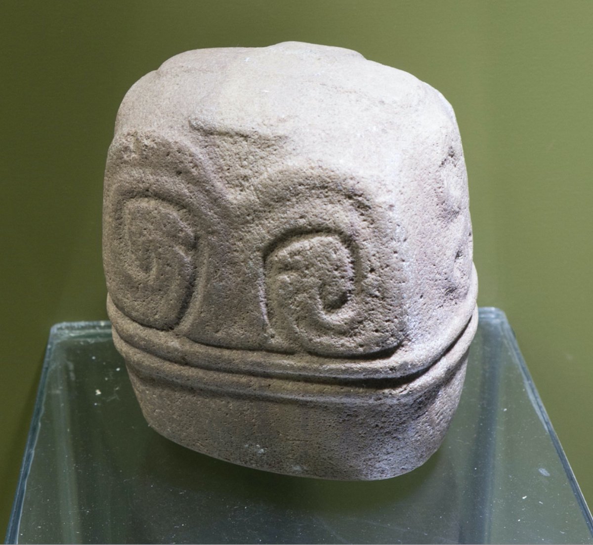 I have studied a number of them in museums in Bolivia, Peru, and Germany. I have argued elsewhere that these lightning stones may have been animate, with a kind of aura. More on that soon. Here is another from a non-excavated context from the arch museum in La Paz. (4/25)