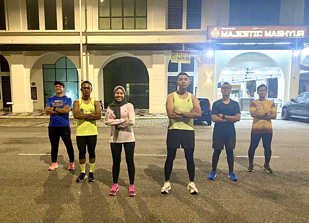 FuzDwarf's tweet photo. Alhamdulillah unplanned aka unofficial 🙊 PB aka untuk HM pagi ni (sub 2:15 ✅)
Berjaya shave off 5 minit dari previous timing
Tq geng Jemaah Foxrunners Semenyih (J-Fors) utk session pg ni 😁 
#beatyesterday #unofficialPB https://t.co/6TjK8zoQby