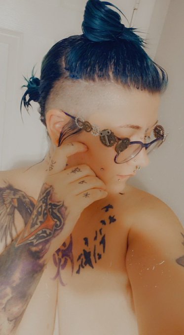 Touching up hair dye for the shoot in the morning! Blue and green waves ;) https://t.co/6n8nfjQEkM<a href="/tag/fitness"class="tags"><span>#fitness</span></a><a href="/tag/legpress"class="tags"><span>#legpress</span></a><a href="/tag/tattooed"class="tags"><span>#tattooed</span></a><a href="/tag/pornhub"class="tags"><span>#pornhub</span></a><a href="/tag/thickthighs"class="tags"><span>#thickthighs</span></a>