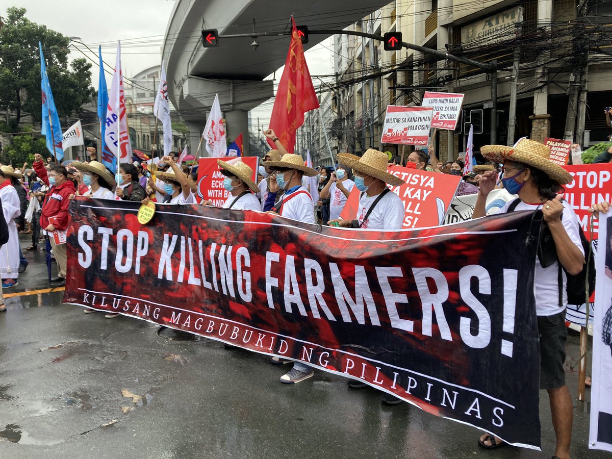 pama_pil's tweet photo. NOW: Peasant groups along with other progressive organizations arrive at Mendiola, Manila, in time of the International Human Rights Day, to protest the continuing human rights abuses under the Duterte regime. https://t.co/Nd30ZhAcPU