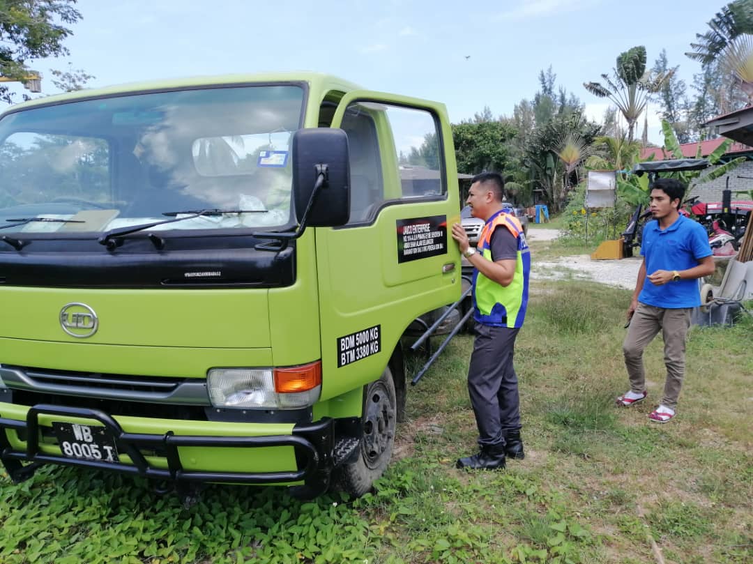 RaeMyRazOr's tweet photo. #RT @swcorp_my: OPERASI PEMERIKSAAN LESEN

09 Disember 2020, SWCorp Cawangan Langkawi melalui Unit Penguatkuasaan telah melaksanakan pemeriksaan lesen dan depoh sub kontraktor yang dilantik dibawah syarikat konsesi iaitu Aiman Platinum Sdn Bhd. https://t.co/ONcmDJ4oMQ