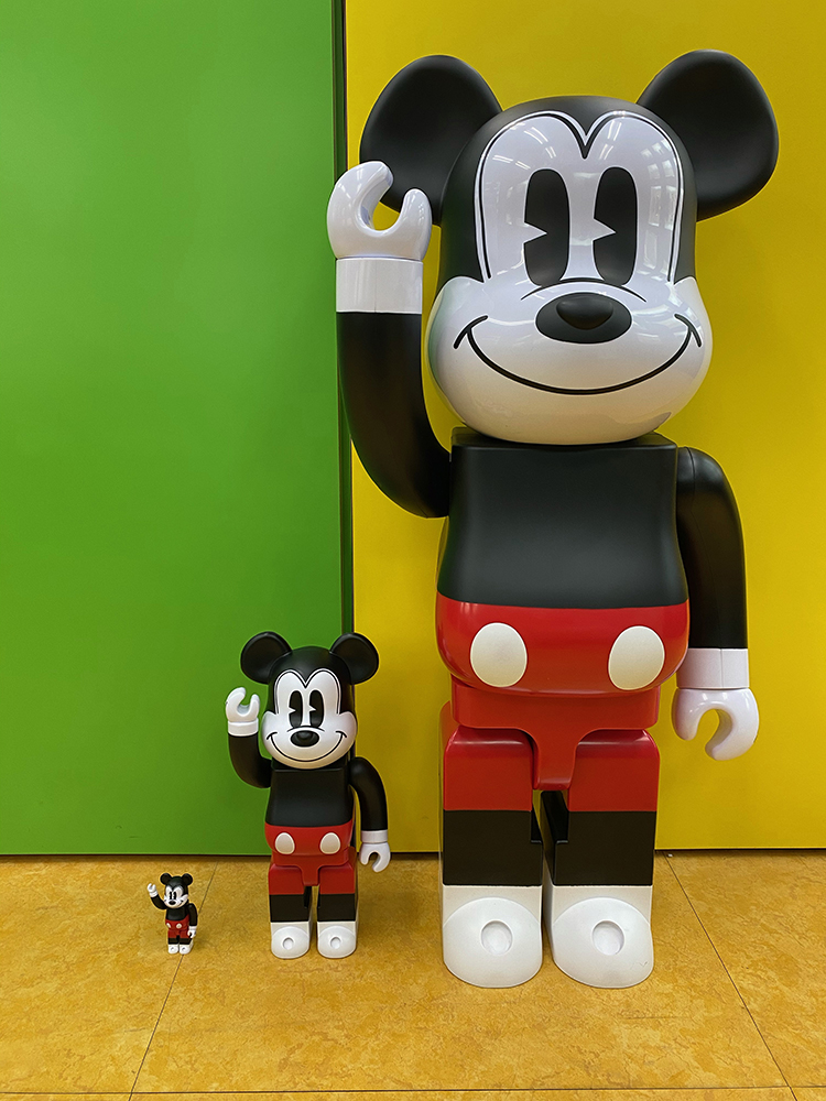 株式会社メディコム トイ Today S 1 6 Be Rbrick Mickey Mouse R W Ver が新登場 100 400 と特大1000 の2アイテムです 当店ではこの他にもたくさんのミッキーマウスのアイテムを取り揃えておりますので 是非足をお運びください