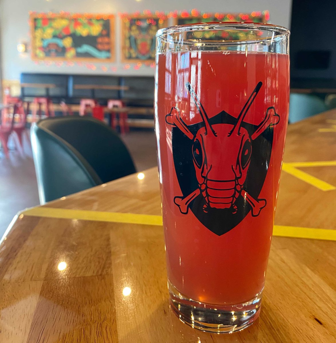 #Newontap: BLOOD ORANGE CRANBERRY! This off-dry blend of #apples, #bloodorange & #cranberries is tart & juicy with a raspberry-like flavor. Enjoy a taste or pint outdoors, swing by for #takeout or #orderonline for pickup!
#limitedrelease #bloodorangecranberrycider #hardcider