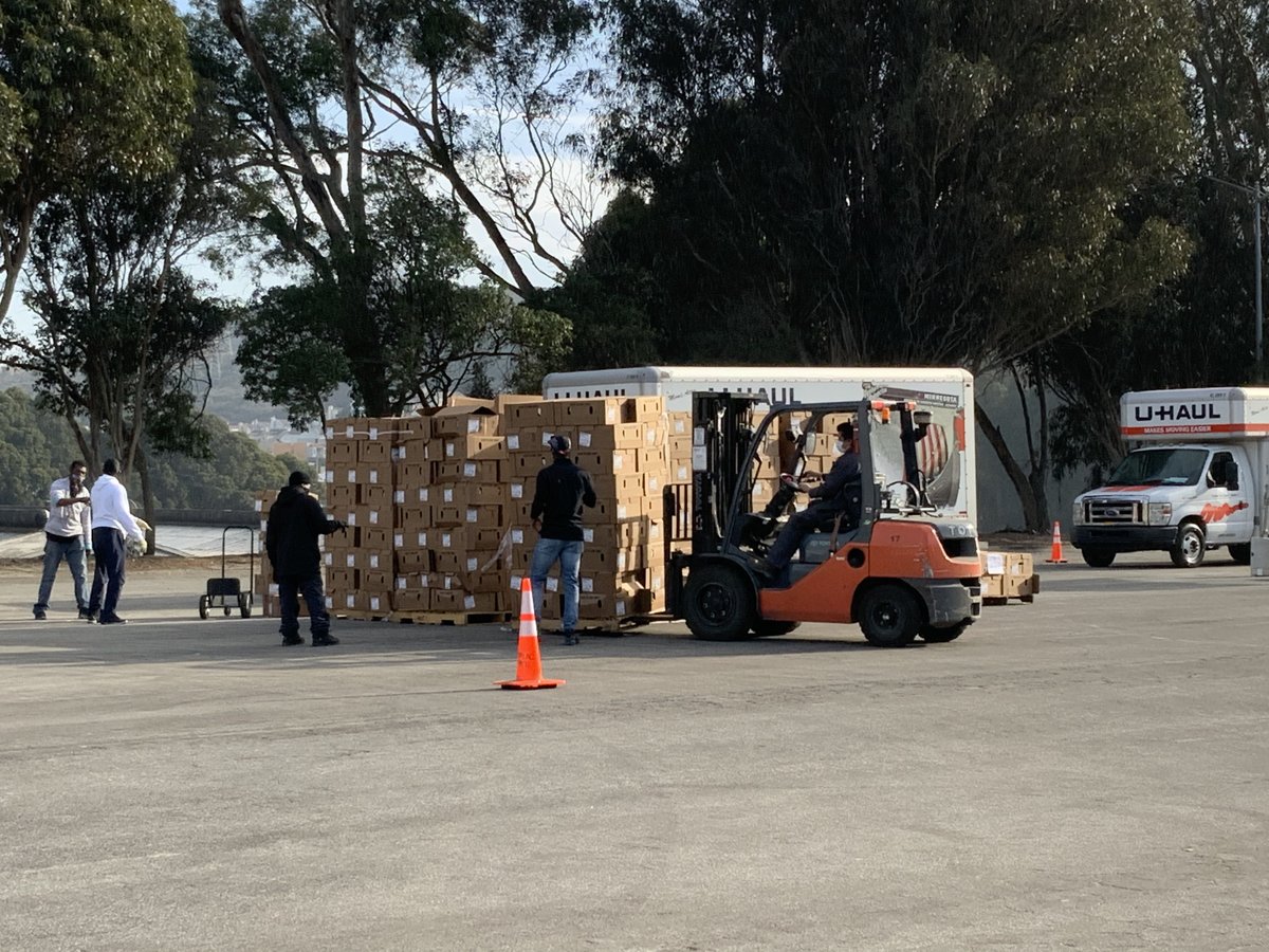 SFAAFBCoalition's tweet photo. Dr. Butler working with the forklift drivers to load and unload the pallets @jzbutlerphd @VeronicaShepard
#feeding5000 #sfaarbc https://t.co/dlQCseVald