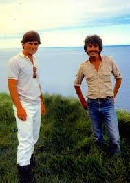 George with friend, David Lowy at George's estate in Hana in 1983. Read David's story here: thedeaddaisies.com/david-george-s… #GeorgeHarrison #MerryGeorgeMas 💜🎶💜