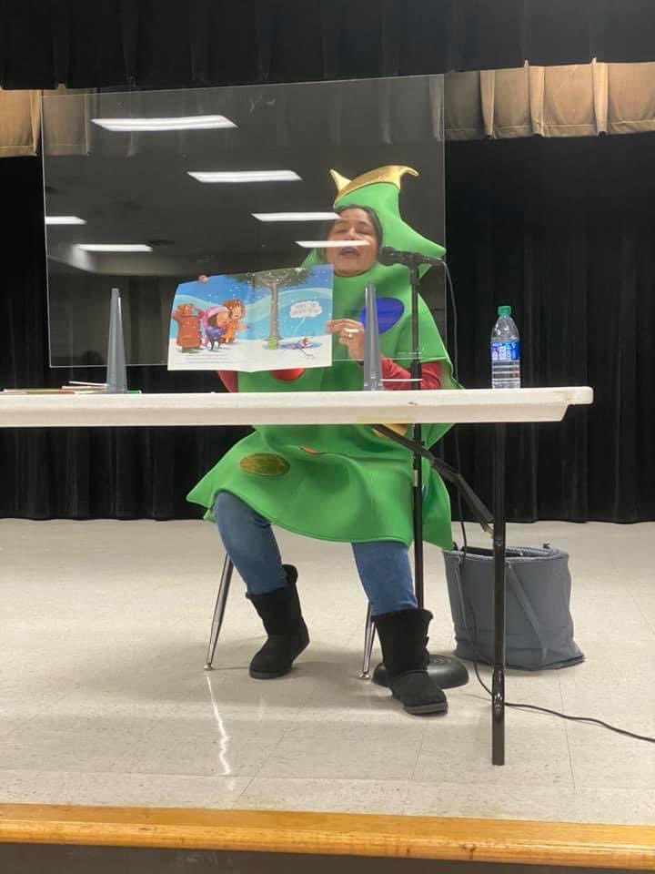 TBoneDrT's tweet photo. Lending a hand at CES, might as well dress up and have fun, too! Reading is magic! @BeaneWanda #cisdtigers #cisdPR1DE https://t.co/oZC9Q6fxcf