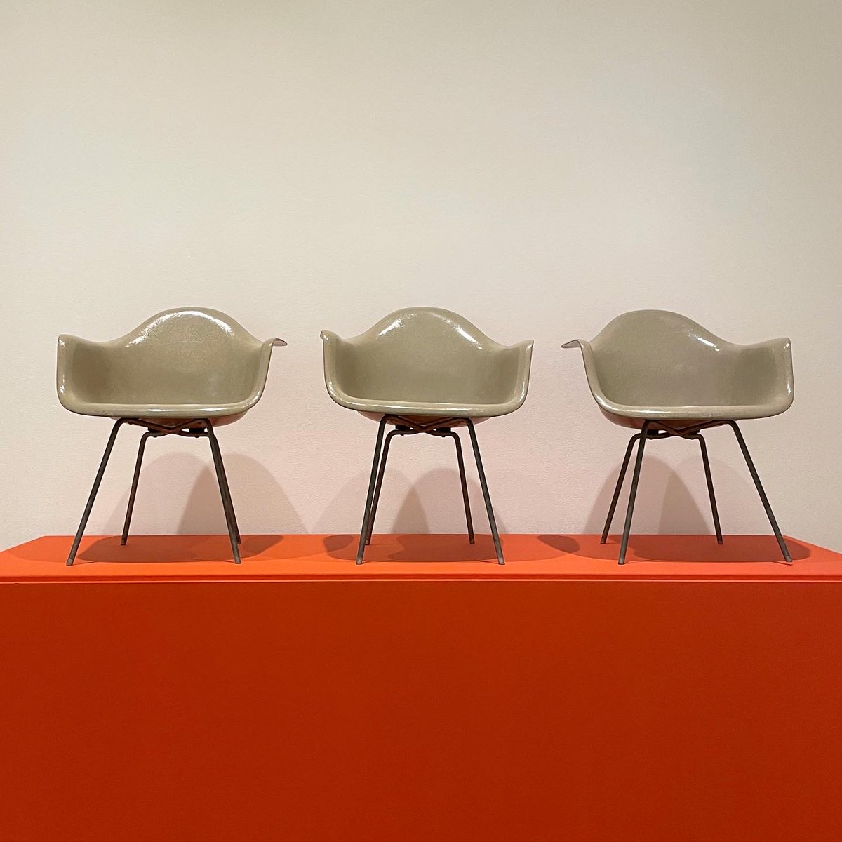 The #Eames fiberglass chair debuted in 1950 as the first chair with a seat and back formed from a singular plastic shell. A marriage of form and function, this chair continues to inspire form, and is as iconic as it was 70 years ago. At home with CA Designed 1955 at LBMA.