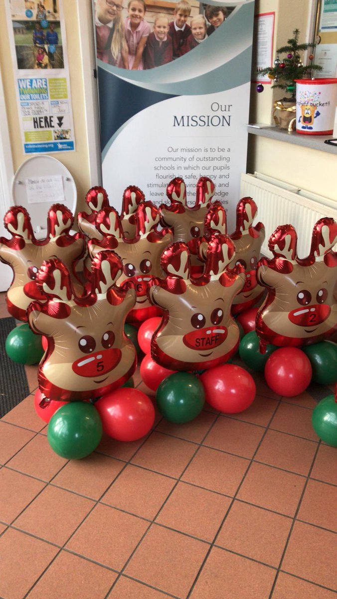 SacredHeartCAST's tweet photo. Christmas came early today with a special delivery from Party Queens. #rudolf #christmascheer #smilingchildren #kindness #balloonsinbubbles #loveChristmas #gifts https://t.co/bvP7zgYgGT