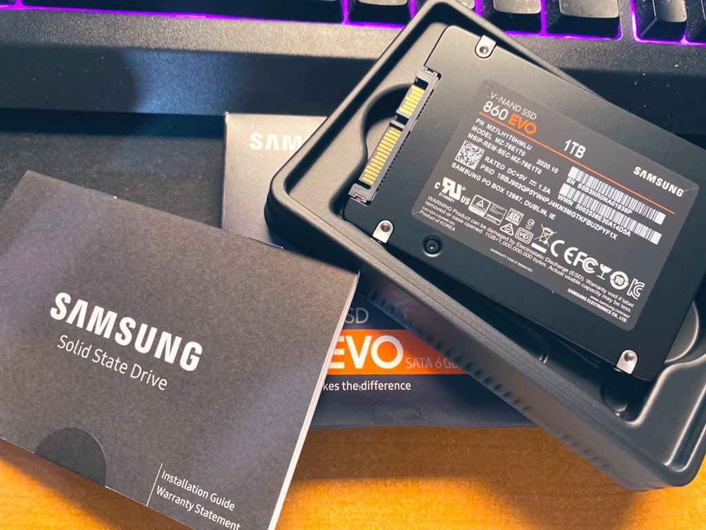 shronox's tweet photo. Más espacio para agregar más contenido al canal #snation #shronox #trovo #trovolive #trovolatinoamerica #Samsung #ssd #evo https://t.co/KcGbHUj555