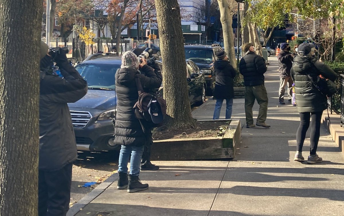 Thread: A New York Story --On Sunday, I was walking in West Chelsea, and I saw what looked like a gaggle of paparazzi outside a brownstone. 1/8