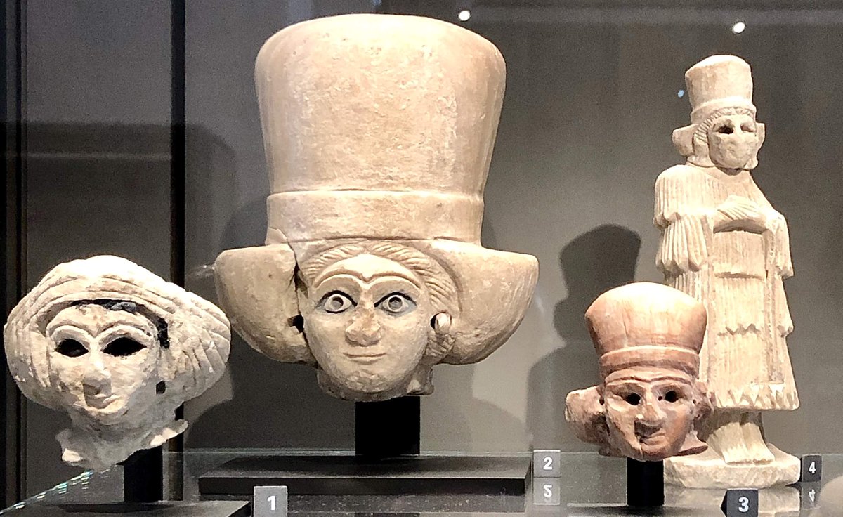 4/ In 1933, a group of Bedouins chanced by a statue fragment from the mound's vicinity, and news of this discovery naturally crossed the ears of the French commanders posted in the area.Below: some fragments of votive sculptures. Louvre.