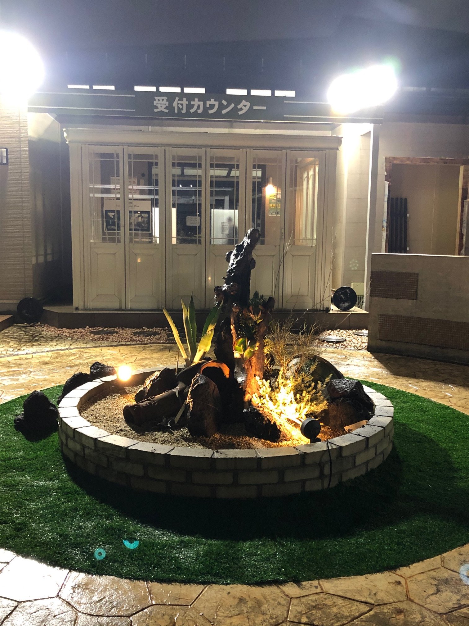 ジョイフル本田 ガーデンセンター در توییتر ガーデンセンター富里店 ジョイフル本田リフォーム内にある円形花壇を カリフォルニアスタイルに 夜のライトアップで雰囲気増し増し カリフォルニアスタイル ドライガーデン ブラックラバロック