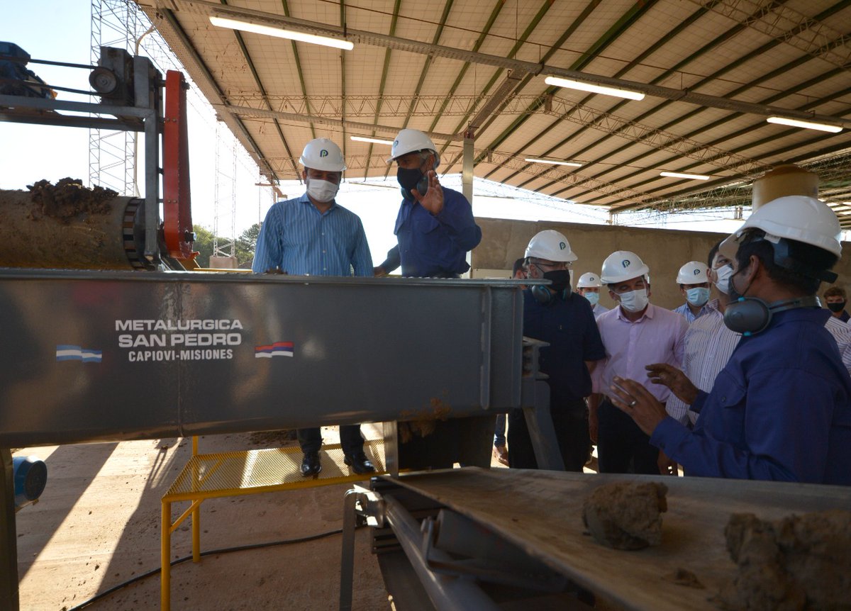 Generar un cambio de paradigma en los procesos de producción. El gobernador <a href="/herrerayflia/">Oscar Herrera Ahuad</a> inauguró el nuevo #ParqueOlero de #Posadas, un centro productivo para la fabricación de ladrillos con tecnología moderna que permitirá diversificar y generar nuevos productos a escala.