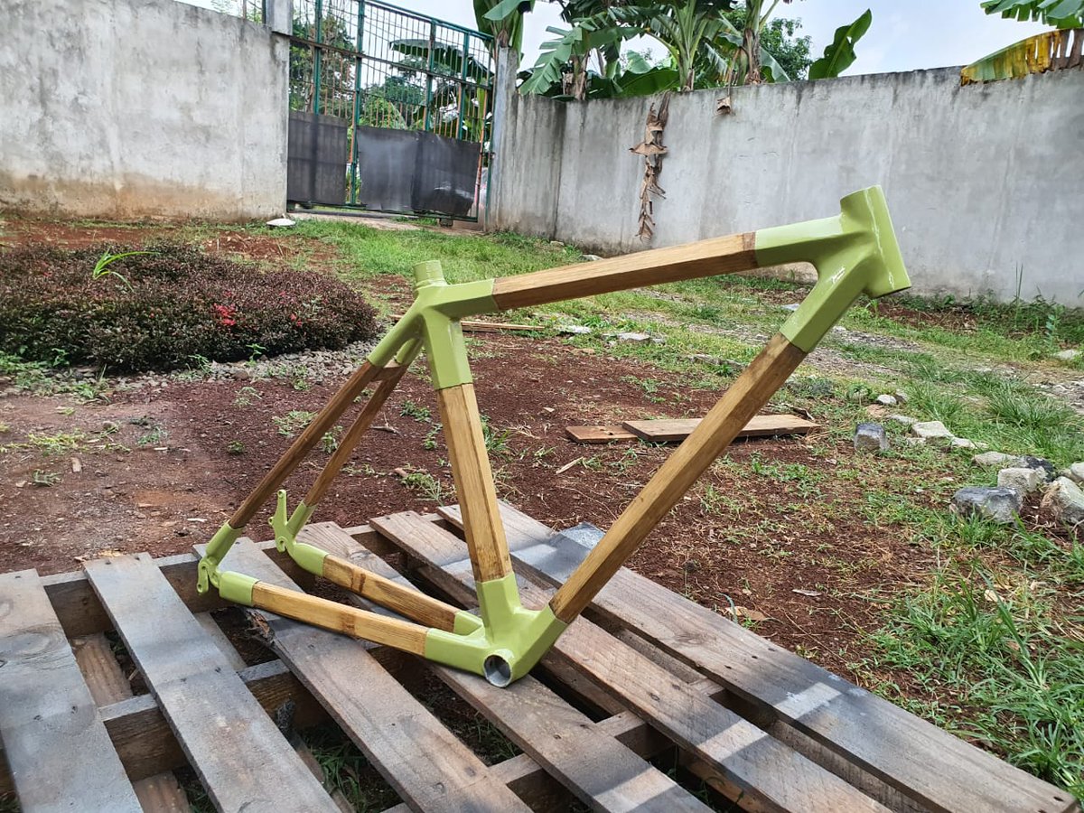 Dididiarsa's tweet photo. Pemakaian serat karbon sebagai join dan teknik hexagonal tubular memungkinkan berat frame bambu dibawah 1,8 kg @dAsalbantani @ClimateReality #sepedabambu https://t.co/490j6tULCi