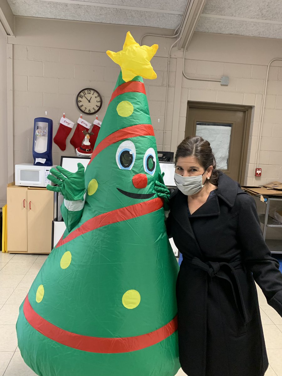 SpringfieldES1's tweet image. Thankful for our awesome lunch bunch for preparing a delicious Christmas lunch for our students today. #thankful #bestlunchbunch