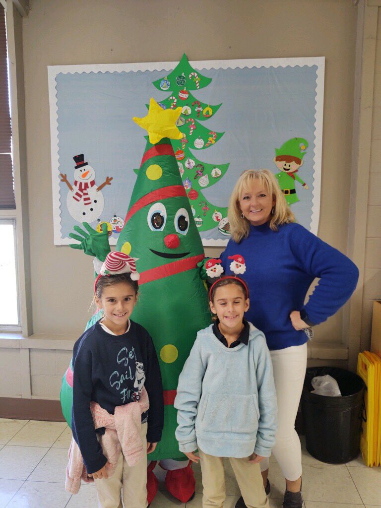 SpringfieldES1's tweet image. Thankful for our awesome lunch bunch for preparing a delicious Christmas lunch for our students today. #thankful #bestlunchbunch