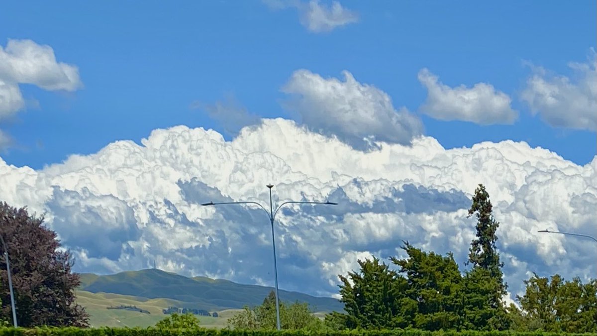 marc_foxx's tweet photo. Looking a bit ominous over Kahuranaki, #hawkesbay https://t.co/YIIsQjJ9Pn