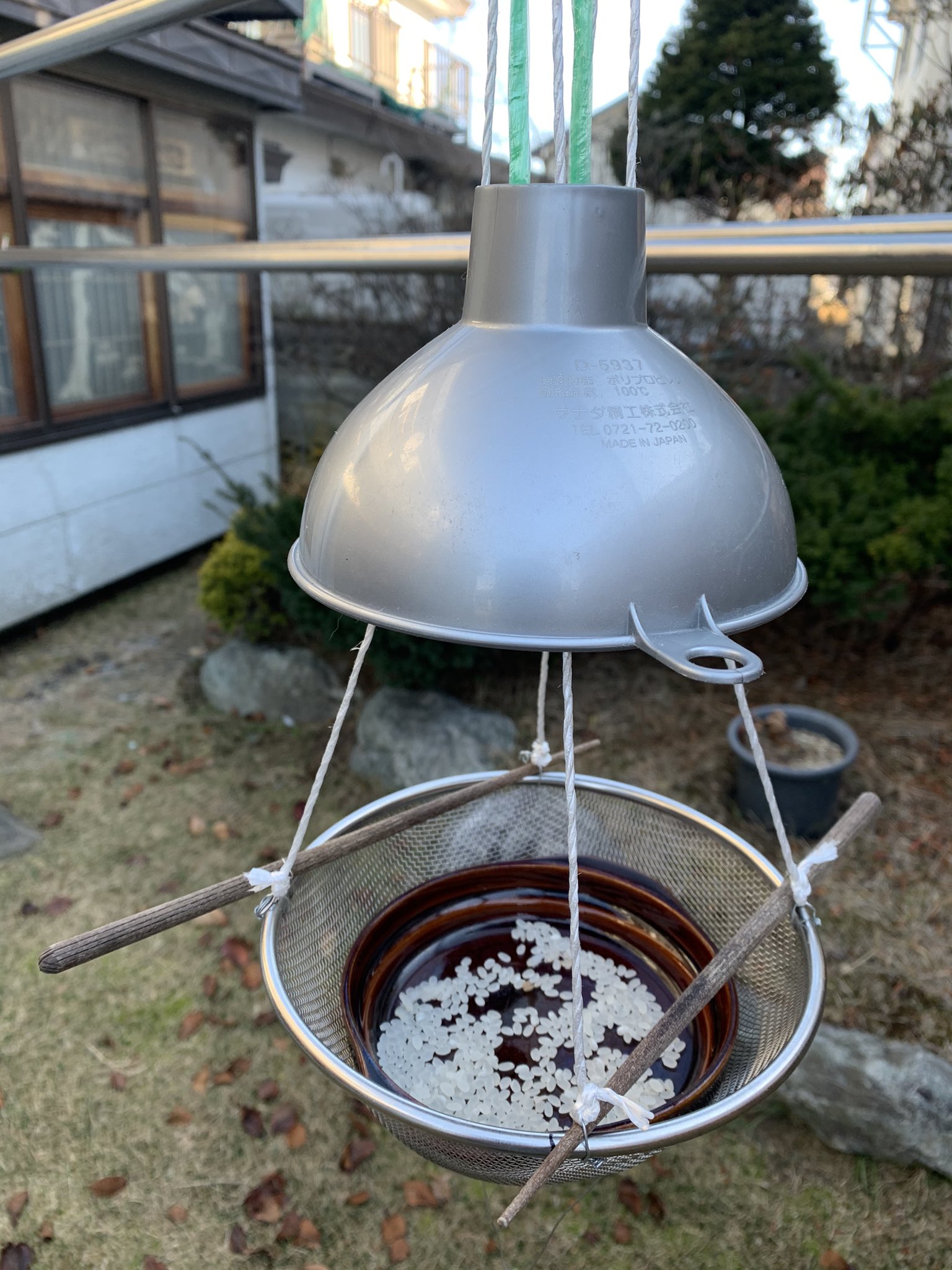 ルートレス 山崎 雪が降って餌が少なくなるこれからの季節 小鳥さん達の為に手作りのバードフィーダー 給餌台 を設置してみたよ とりあえず神棚にお供えしたお米を入れて様子を見てみる バードフィーダー 餌台 野鳥 T Co Zymaiszuxf Twitter