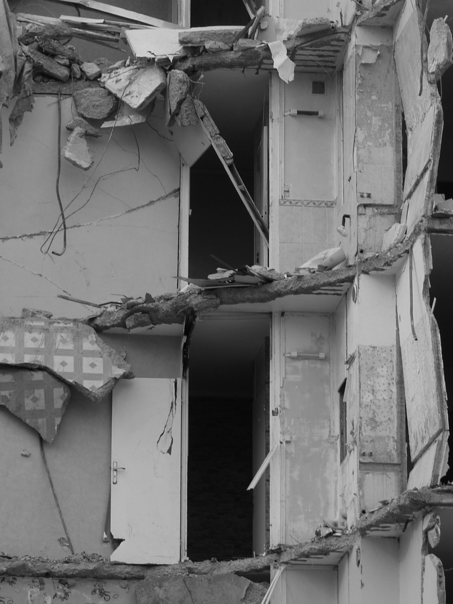 Il s'agit de la Cité Diaz à #Perpignan qui était en cours de démolition quand je suis allé la photographier en 2018.
Les autres photos sont ici :
commons.wikimedia.org/wiki/Category:…
J'ai pensé que c'était important pour la mémoire de la ville.
2/2