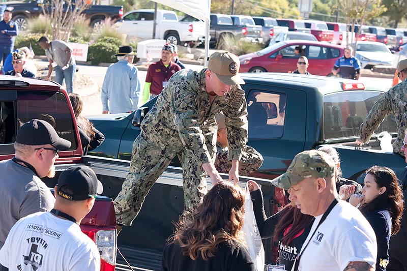 StephanieSays02's tweet photo. This year, approximately 250 turkeys were given out to grateful families of active-duty servicemembers. Senior enlisted personnel and officers volunteered with the distribution. #TurkeysForTroops https://t.co/JazSE3Jjkw