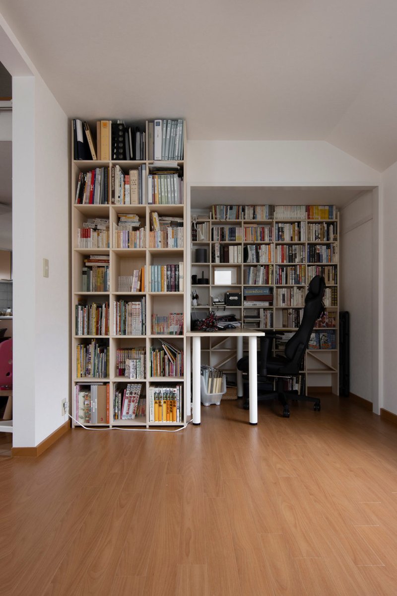 Margherita マルゲリータ 吹き抜けのあるリビングに繋がるワークスペース 吹き抜けのある広いリビングを介して 2つの本棚によるテレワーク専用のワークスペースを構成されています T Co Q5gmogcc3r 本棚 マルゲリータ本棚 マルゲリータ家具