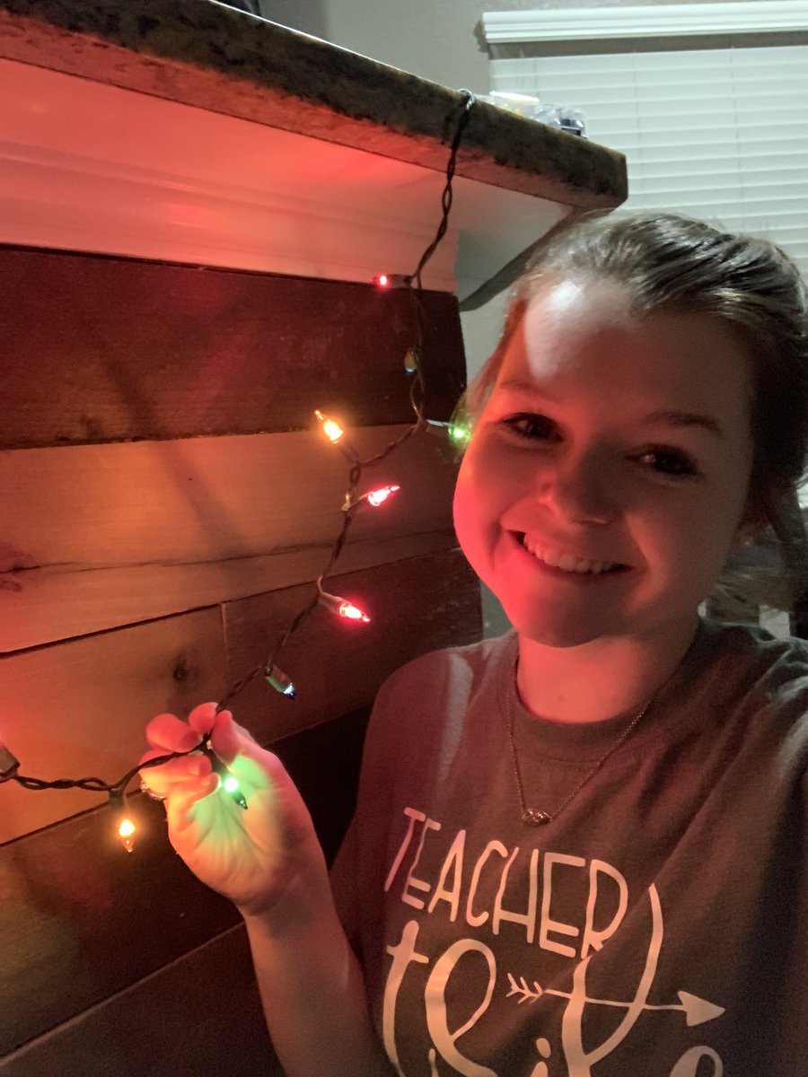 kelseyritch's tweet photo. #decoratingselfie #christmaslightsselfie #12ishdaysofchristmas #selfiebingo #nyas #cryarcats https://t.co/eJr7SvrAwg