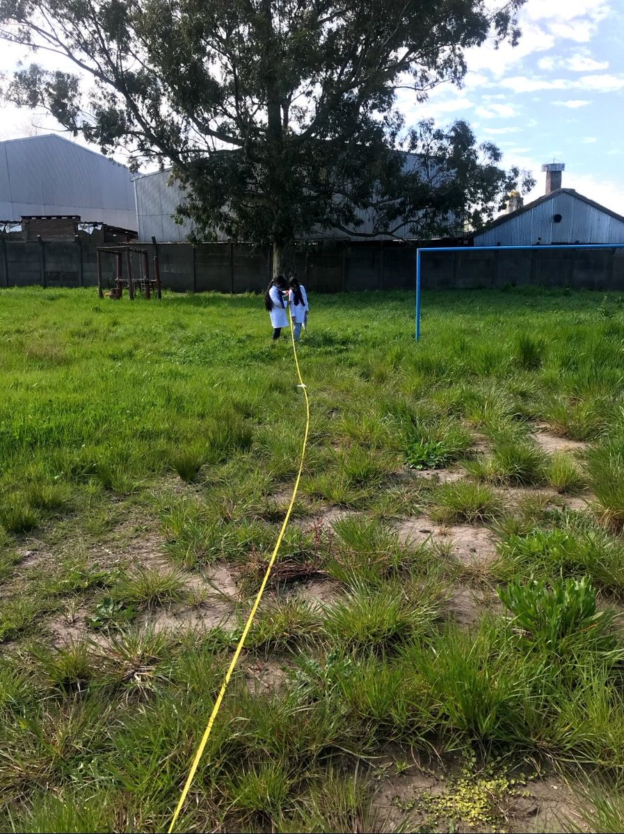 eliseli_'s tweet photo. La cancha de fútbol sin marcar fue el problema elegido por 5to A y B de la #esc339 para abordar en #Ceilab. Junto con sus docentes Bettina y Mónica, niños y niñas fotografiaron y midieron el lugar, identificando características correspondientes a una cancha de fútbol 5. https://t.co/TskQ92BdFg