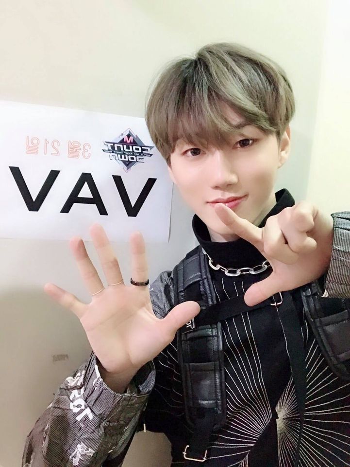 Vav_tw's tweet photo. ㅤㅤ  📸  𓂃  W , , (ɘl) 𝕔𝕠𝕞𝕖 中  𓍢  we're  ҂  𝐕𝐀𝐕 ˀ ˀ #EXOLVE3rdCB #MiraclesInExolve

Nuestro hermoso Javi no quería perderse el iconico regreso de estos, en nombre de todos les mandamos las mejores vibras para que todo salga bien. https://t.co/J5qVgOIBwC