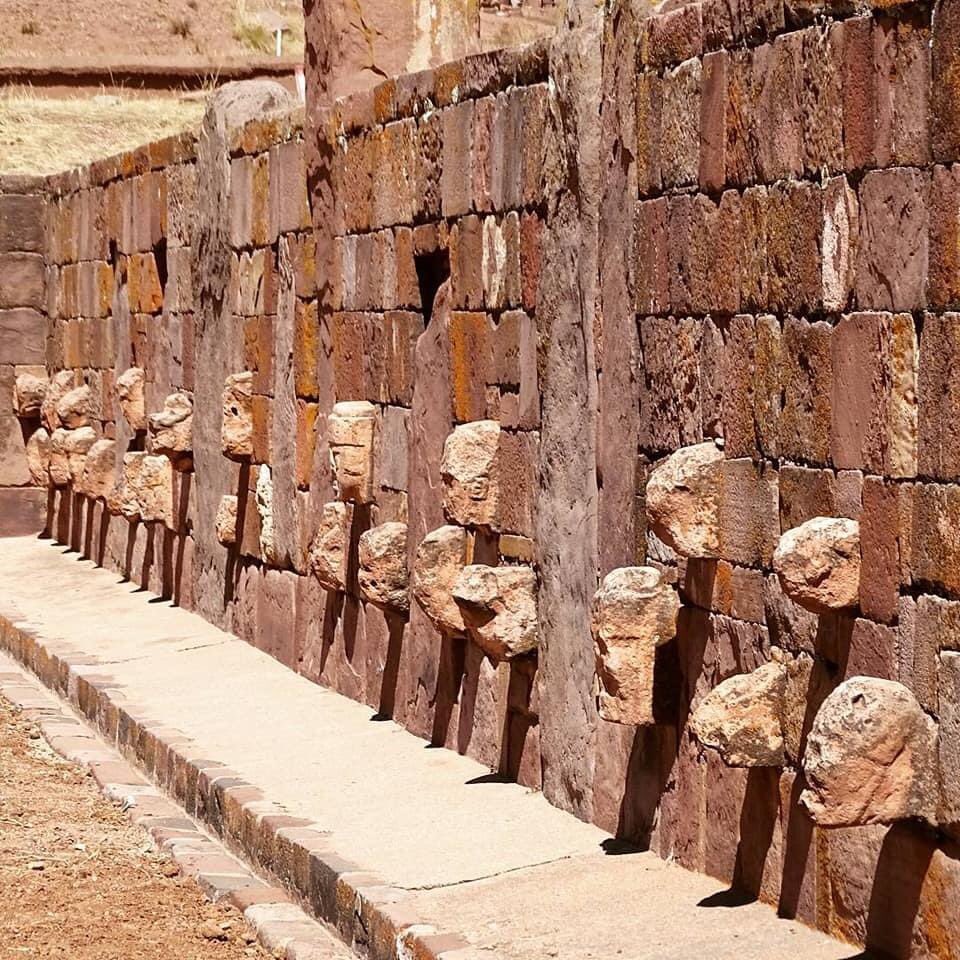 Essas paredes são decoradas internamente por 175 cabeças interligadas, a maioria trabalhadas em calcário. Todas as cabeças são diferentes umas das outras, apresentando características de várias etnias.