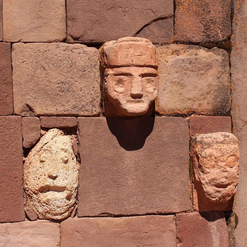 Essas paredes são decoradas internamente por 175 cabeças interligadas, a maioria trabalhadas em calcário. Todas as cabeças são diferentes umas das outras, apresentando características de várias etnias.