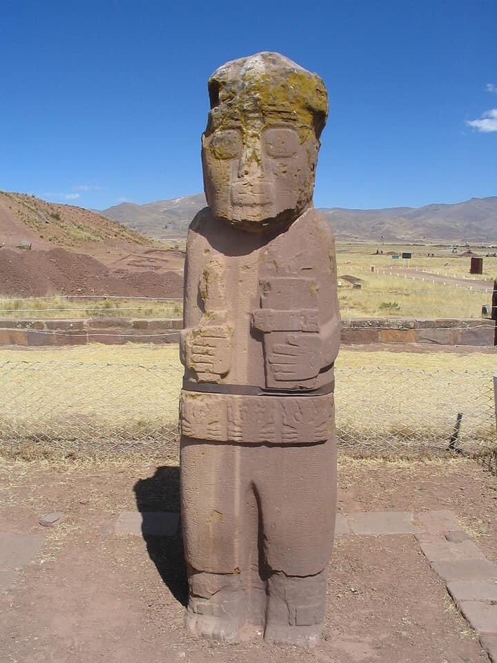 O monólito Fraile é uma escultura de arenito com nervuras que representa um personagem em pé carregando um bastão e um qiru, por isso foi chamado de ‘frade’ (Fraile).