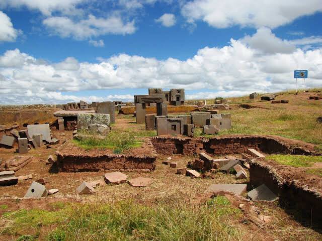 Puma Punku é o nome de um grande complexo de templos que fazem de Tiahuanacu. Em Aymara, seu nome significa "A Porta do Puma". A compreensão atual deste complexo é limitada devido à sua idade, à falta de um registro escrito e ao atual estado de deterioração das estruturas.