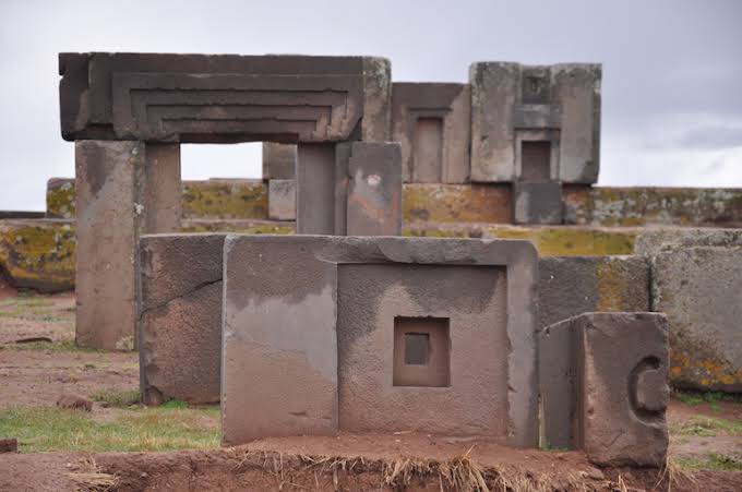 Puma Punku é o nome de um grande complexo de templos que fazem de Tiahuanacu. Em Aymara, seu nome significa "A Porta do Puma". A compreensão atual deste complexo é limitada devido à sua idade, à falta de um registro escrito e ao atual estado de deterioração das estruturas.