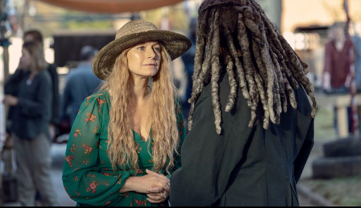 ConniesMaggie's tweet photo. For one second, Alpha was willing to risk it all. 😂😂😂  #TWDFamily #TheCalmBefore #Season9 https://t.co/9QyTxkGMAw