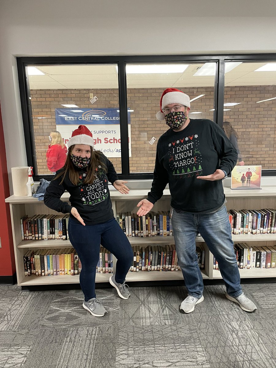 taylortholen's tweet photo. Happy Christmas twin day! #uhschristmas #whyisthecarpetallwettodd #idontknowmargo https://t.co/qAT8UuHbxa