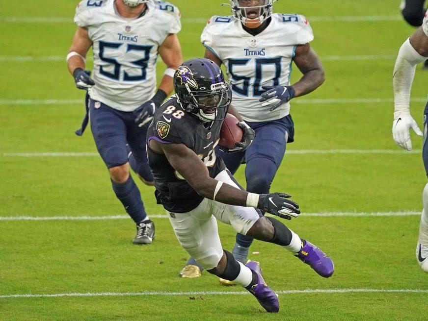 Ravens' Dez Bryant backs off mic drop tweet