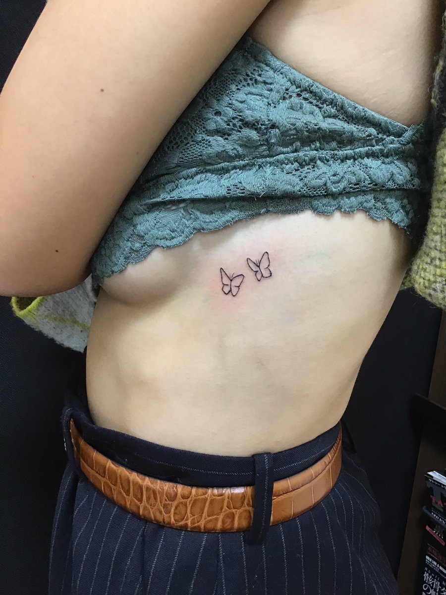 胸横 蝶のタトゥー 👉by 正彩 12月10日 本日も営業中。 和彫りからワンポイント、B\u0026Gまで幅広く対応のタトゥースタジオ ⛩東京新宿FOX  GATE TATTOO⛩ 新宿駅徒歩7分 / 個室ブース完備 ・ ▽その他 作品はコチラ▽ @foxgatetattoo @seisai1 ・  #新宿FOXGATETATTOO #新宿 ..., image size:900x1200