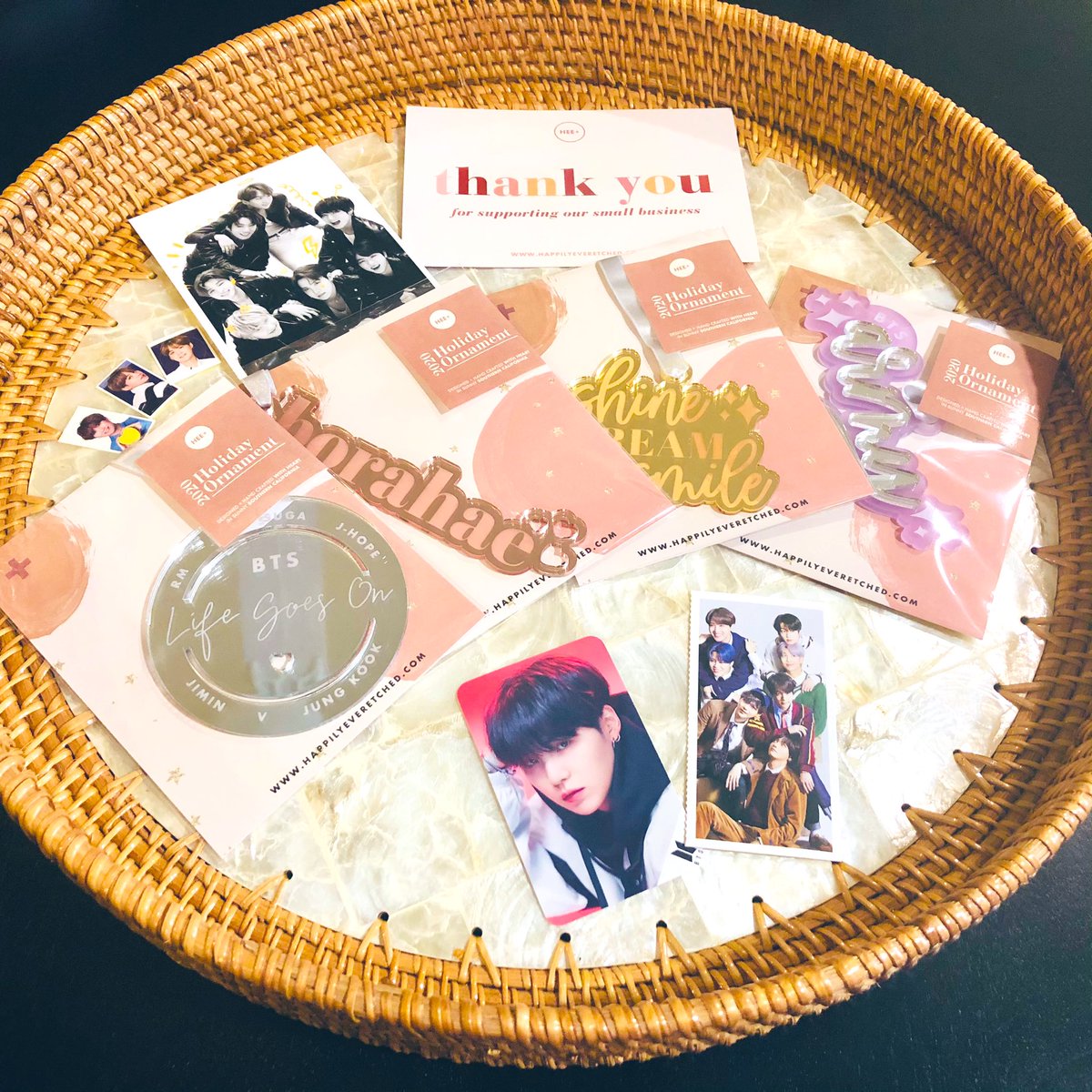 sugasnappeas's tweet photo. I just got my #HEExBTS order and I am seriously so smitten with these beautiful ornaments and @its_jenee!✨

Thank you so much! This will be a lovely addition to our tree. Pretty sure my little friends agree too💜🎄
@happilyeveretch https://t.co/YVlhkyMqiC