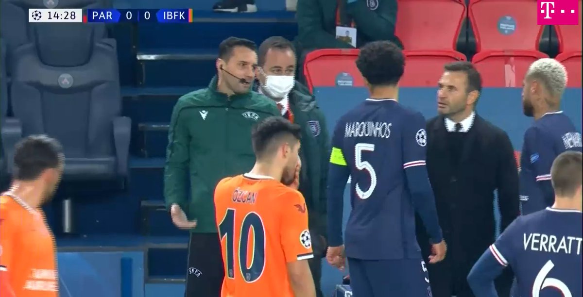 Coltescu tries to explain to the PSG players that he used the word 'black'. Spirits seem to calm down.min 14:35 A voice calls for 'the [UEFA] delegate' to come down.