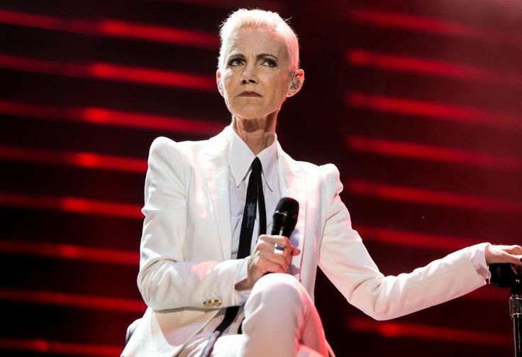 Raiiart's tweet photo. Hoje completa um ano que sentimos sua falta Marie Fredriksson, mulher incrível e poderosa. Aprendi muito com você e te admiro todos os dias. #roxetteforever https://t.co/dg7lbaxE3G